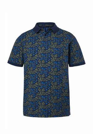 Polo de hombre de manga corta con cuello azul marino, con un estampado floral de hojas verdes y azules sobre un fondo oscuro.