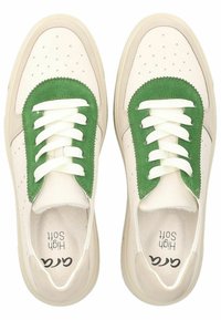 Weiße Ledersneaker mit grünen Wildlederakzenten, runder Zehenform, perforierten Details und cremefarbenen Schnürsenkeln. Die Innensohle trägt das Branding "high soft".