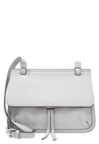 Šedá kožená kabelka s texturovaným povrchem, s klopovým zapínáním a nastavitelným ramenním popruhem. Má dvě přední poutka a minimalistický design.