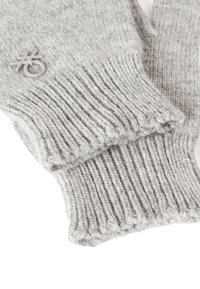 Šedé pletené rukavice s žebrovanou texturou. Mají malé logo a měkký, útulný vzhled. Manžety jsou těsné.