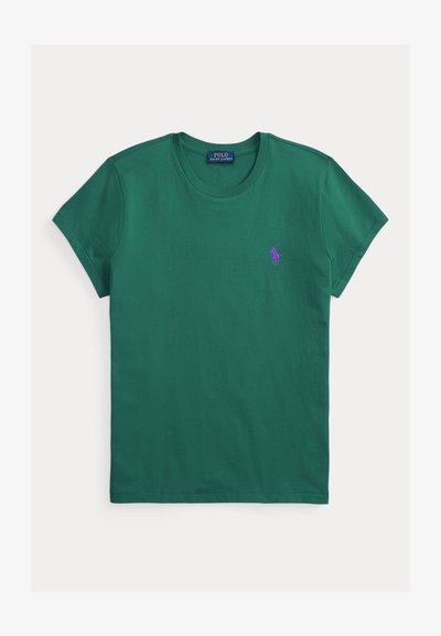 Πράσινο κοντομάνικο T-shirt με στρογγυλή λαιμόκοψη και μικρό μωβ λογότυπο αλόγου Polo Ralph Lauren στο αριστερό στήθος.
