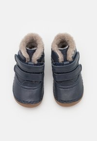 Námořnické kožené dětské boty s měkkým fleecovým podšívkou, dvěma suchými zipy, zaoblenou špičkou a gumovou podrážkou pro lepší trakci.
