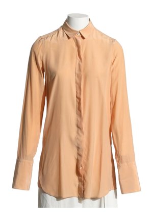 Chemise pêche à manches longues avec boutons et col pointu sur un torse de mannequin blanc sur fond blanc.