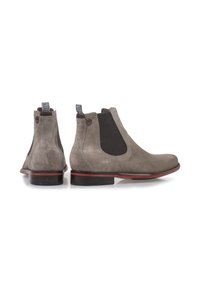 Graue Wildleder Chelsea-Stiefel mit elastischen Seitenpaneelen, einem roten Sohlenakzent und Zuglaschen. Glatte Oberfläche mit abgerundetem Zehendesign.