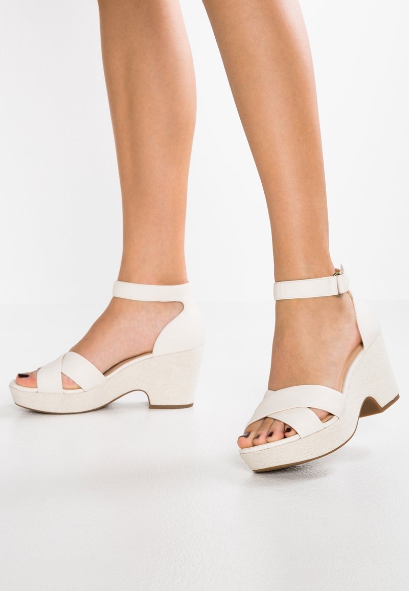 Clarks Sandály na platformě - white