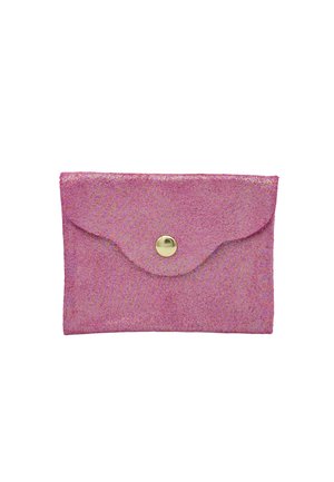 Petit portefeuille en tissu rose pailleté avec un rabat arrondi fermé par un seul bouton doré sur fond blanc.