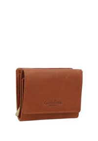 Kompakte braune Lederbrieftasche mit geprägtem "Gusti Leder"-Logo auf der Vorderklappe, Klappdesign und sichtbarem Messingreißverschlusslasche.