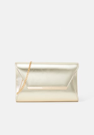 Pochette métallique dorée avec un design à rabat, dotée d'une chaîne et d'une texture lisse. Nom de la marque "ANNA FIELD" embossé à l'avant.
