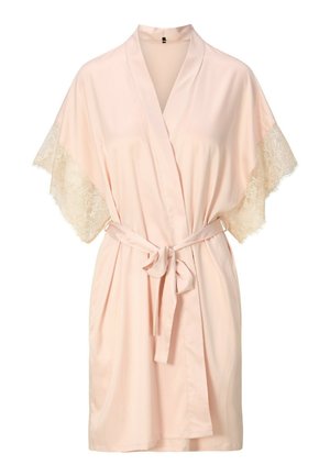 Accappatoio in raso rosa chiaro con bordo in pizzo sulle maniche corte e cintura in vita abbinata, lungo fino al ginocchio con colletto a V.