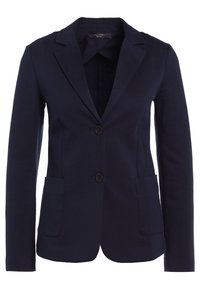Blazer azul marino hecho de una tela elástica, con cuello con muesca, dos bolsillos delanteros y cierre de dos botones. Textura suave y ajuste entallado.