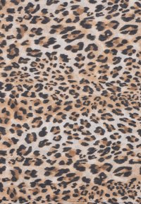 Tissu à imprimé léopard avec un fond beige et des taches noires et marron. La texture semble lisse et douce.