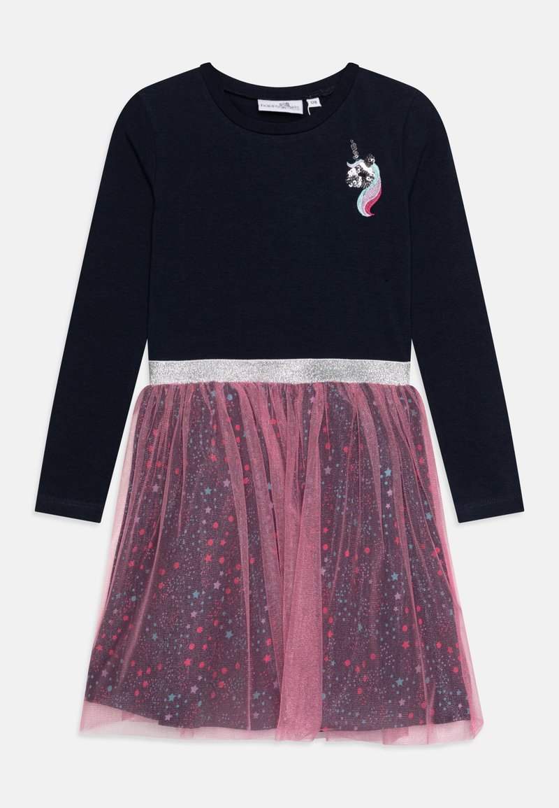 Vestido de manga longa com parte superior azul-marinho, faixa prateada na cintura e saia de tule rosa apresentando padrões de estrelas e pontos multicoloridos. Aplique de unicórnio no peito.