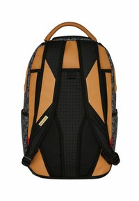 Zaino caratterizzato da un mix di tessuto nero e dettagli color sabbia, con spallacci imbottiti, un retro testurizzato e motivi geometrici sui lati.