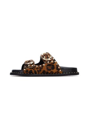 Sandalia tipo slide con estampado de leopardo, dos hebillas doradas, detalles con tachuelas y suela de caucho negra. Textura suave con diseño de punta abierta.