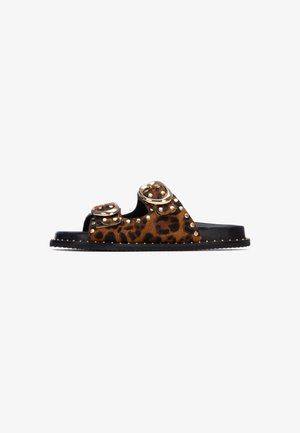 Sandalia tipo slide con estampado de leopardo, dos hebillas doradas, detalles con tachuelas y suela de caucho negra. Textura suave con diseño de punta abierta.