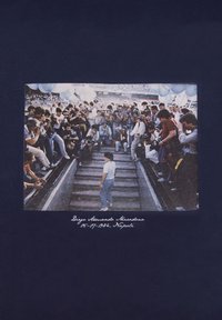 Navy T-shirt met een gedrukt foto van een menigte met camera's rond een figuur op de trap, voorzien van de tekst "Diego Armando Maradona, 05-07-1984, Napoli."
