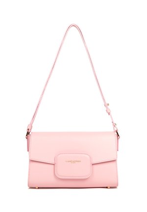 Sac à main en cuir rose avec une fermeture à rabat, des accessoires en or et une sangle fine et réglable. Il présente une texture lisse et un marquage en relief.