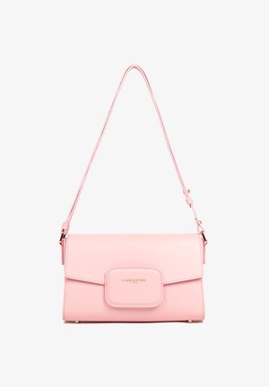 Sac à main en cuir rose avec une fermeture à rabat, des accessoires en or et une sangle fine et réglable. Il présente une texture lisse et un marquage en relief.