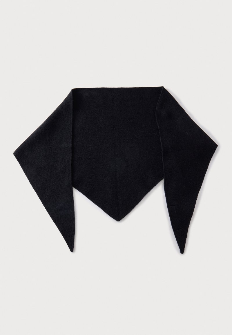 Foulard triangulaire noir avec des extrémités longues et pointues, posé à plat sur un fond blanc.