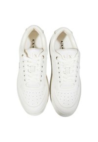 Sneakers bianchi con lacci, realizzati in materiale sintetico liscio, dotati di punta forata, collo imbottito e sottile branding sui lati.