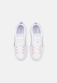 Baskets blanches avec des accents roses et bleus, présentant une tige en synthétique lisse, un bout rond, des lacets plats et un détail de logo sur la languette.