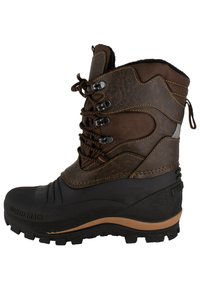 Stivale invernale isolato marrone con tomaia in sintetico testurizzato, chiusura con lacci, suola in gomma con trazione e dettaglio del logo sul lato.