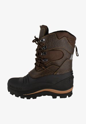Brauner isolierter Winterstiefel mit strukturiertem Obermaterial aus Synthetik, Schnürung vorne, Gummisohle mit Profil und Logodetail an der Seite.