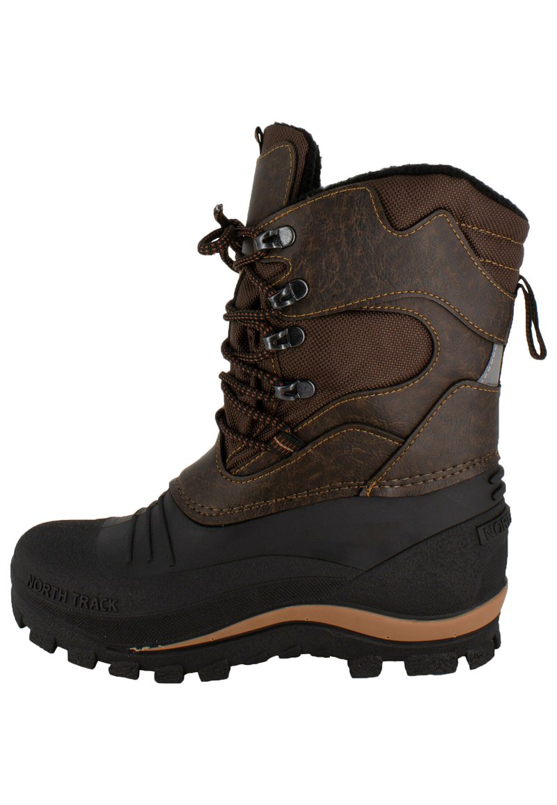 Stivale invernale isolato marrone con tomaia in sintetico testurizzato, chiusura con lacci, suola in gomma con trazione e dettaglio del logo sul lato.