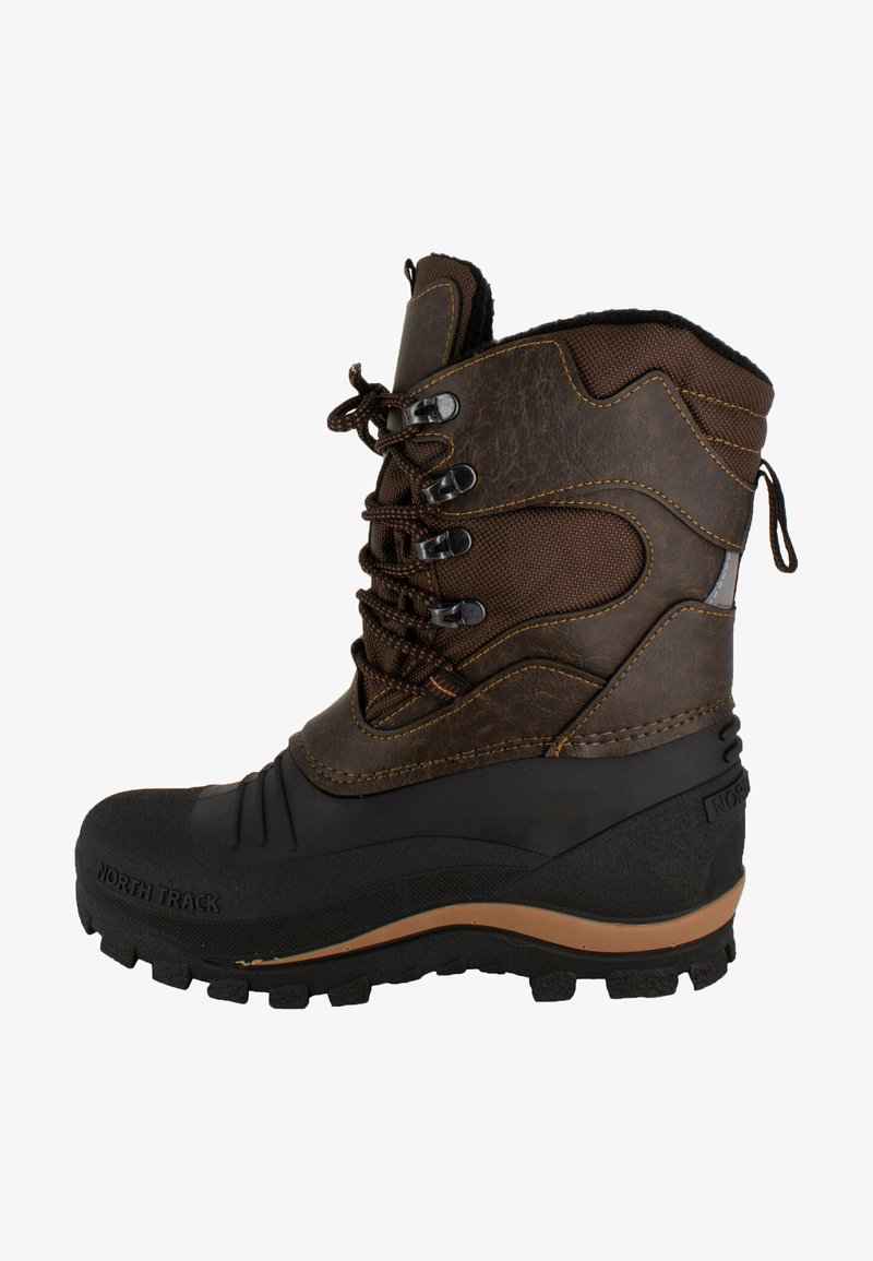 Stivale invernale isolato marrone con tomaia in sintetico testurizzato, chiusura con lacci, suola in gomma con trazione e dettaglio del logo sul lato.