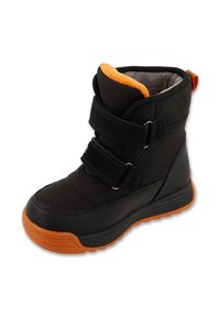 Czarne wodoodporne buty z teksturowaną cholewką, pomarańczowym wnętrzem, podwójnymi paskami na rzep oraz gumową podeszwą z wzorem.