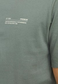 Jack & Jones PREMIUM RUNDHALS - Marškinėliai su spaudiniu - agave green