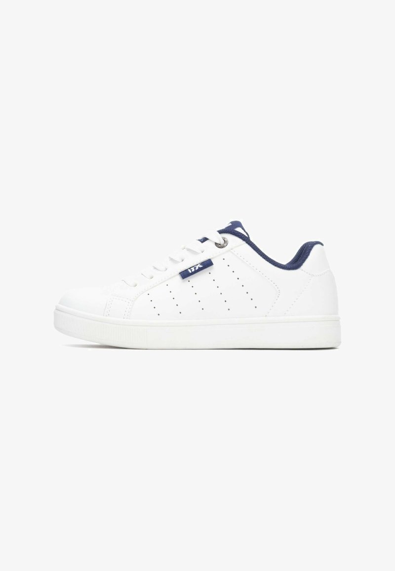 Zapatillas blancas con detalles en azul marino, parte superior sintética suave, diseño perforado, suela de goma plana y cordones redondos.