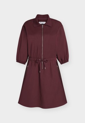 Μπορντό φόρεμα μέχρι το γόνατο με γιακά, φερμουάρ μπροστά, ελαστική μέση με κορδόνι, μανίκια τριών τετάρτων και πλαϊνές τσέπες με φερμουάρ.