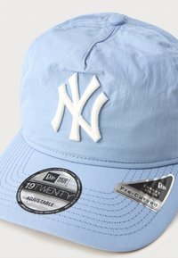 Ανοιχτό μπλε καπέλο μπέιζμπολ από βαμβάκι με ρυθμιζόμενο λουράκι, που διαθέτει λευκό κεντητό λογότυπο, καμπύλο γείσο και αυτοκόλλητα της μάρκας.