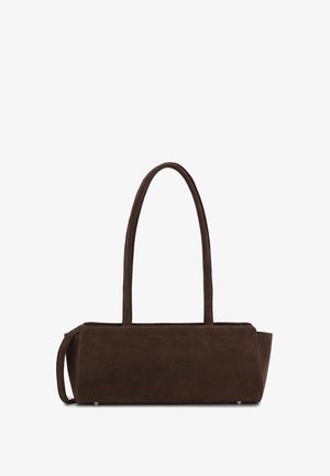 Sac à main rectangulaire en daim brun foncé avec des longues bretelles doubles pour l'épaule et une poignée latérale, reposant sur de petits pieds en métal.