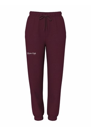 Pantalones deportivos burdeos de tela suave con cintura elástica, cordón ajustable y un logo blanco en la pierna izquierda.