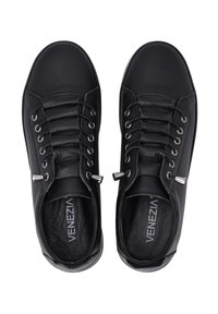 Schwarze Ledersneaker mit glatter Textur, ausgestattet mit einem Schnürdesign mit sechs Ösen und silbernen Metalldetails. Das Innenfutter ist gepolstert.