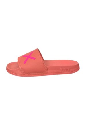Koraalkleurige slide sandal met een brede band met een roze "X" en een gestructureerde zool, van opzij gezien op een witte achtergrond.