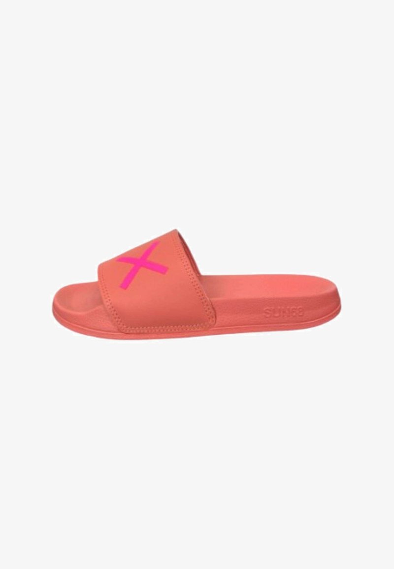 Koraalkleurige slide sandal met een brede band met een roze "X" en een gestructureerde zool, van opzij gezien op een witte achtergrond.