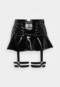 Čierna latexová mini sukňa s volánovým lemom. Obsahuje zlaté očká a šnurovanie po stranách, s nastaviteľnými čiernymi ramienkami na spodnej časti.