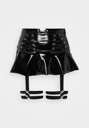 Mini jupe en latex noir avec un ourlet à volants. Présente des œillets dorés et un laçage sur les côtés, avec des sangles noires ajustables en bas.