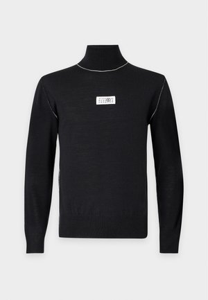 Pull noir à col roulé manches longues avec des coutures blanches sur les épaules et un petit patch logo rectangulaire blanc sur la poitrine.