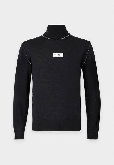 Pull noir à col roulé manches longues avec des coutures blanches sur les épaules et un petit patch logo rectangulaire blanc sur la poitrine.