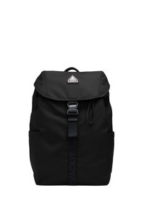 Zaino nero in nylon, dotato di chiusura a patta, spallacci regolabili, tasca frontale con fibbia e tasche laterali per ulteriore spazio di stoccaggio.