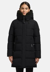 Cappotto imbottito nero con colletto alto e chiusura a zip, dotato di tasche laterali e design strutturato. Il tessuto ha una consistenza liscia.