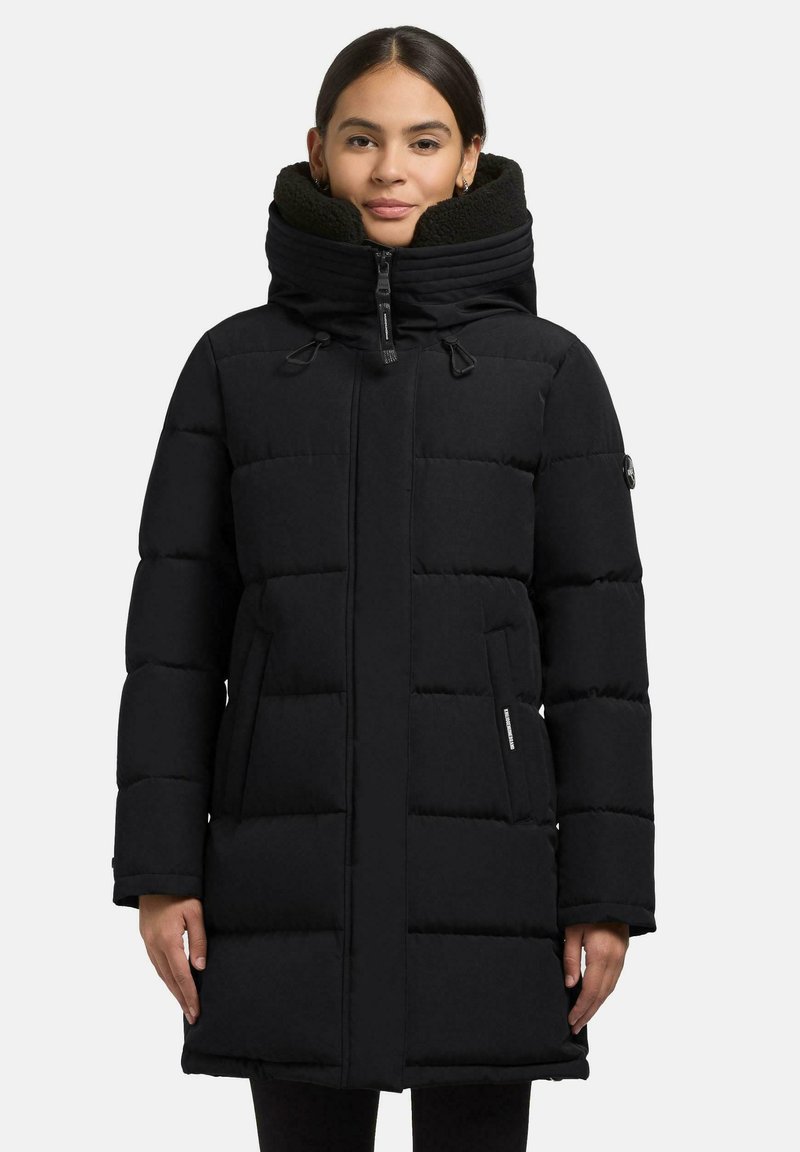 Cappotto imbottito nero con colletto alto e chiusura a zip, dotato di tasche laterali e design strutturato. Il tessuto ha una consistenza liscia.