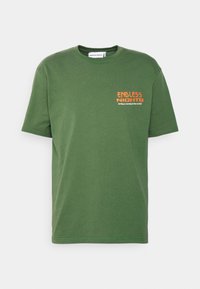 UNIFORM ESSENTIALS NIGHTS LOGO UNISEX - T-shirt estampada - forest green