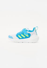 Baskets de sport bleues et blanches avec une tige en mesh, des accents jaunes, une sangle Velcro et une semelle épaisse blanche ; dispose d'une poignée à l'arrière.