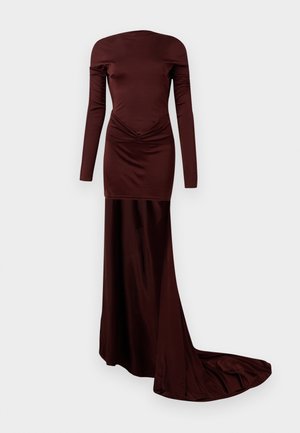 Robe bordeaux à manches longues en tissu lisse ; corsage ajusté avec détail tordu à la taille ; jupe fluide au sol avec traîne.