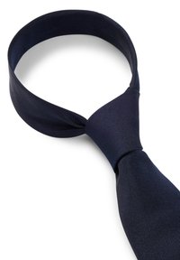 Gravata azul-marinho feita de tecido texturizado; apresenta um formato clássico de gravata com pontas lisas e um acabamento elegante. Sem padrões ou enfeites.